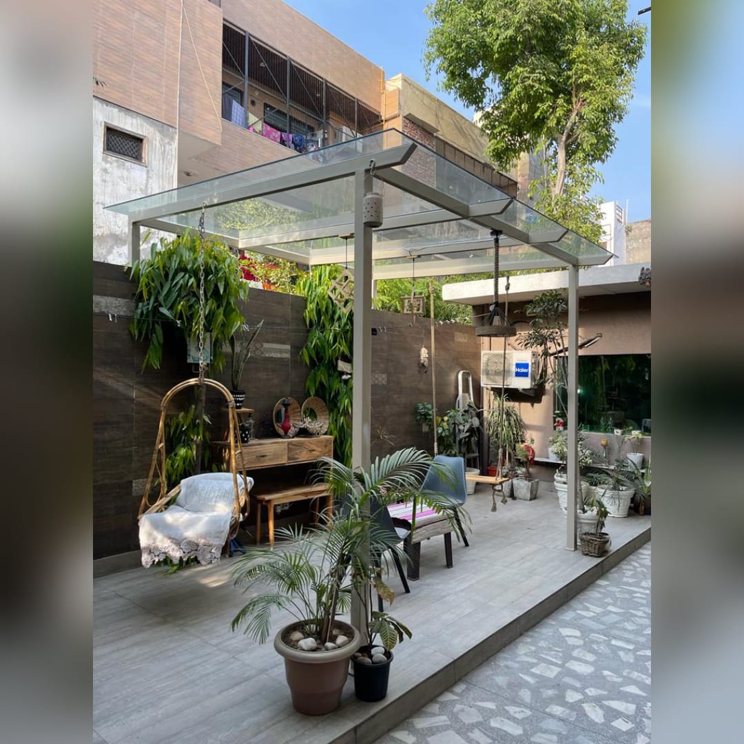 Modern glass pergola design for outdoor spaces, enhancing aesthetics and functionality in contemporary homes.